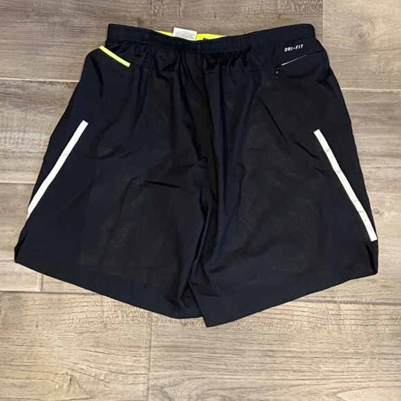 Nike Dri-Fit Black athletic gym shorts size Large L w/ Lime green biker short - Picture 3 of 5